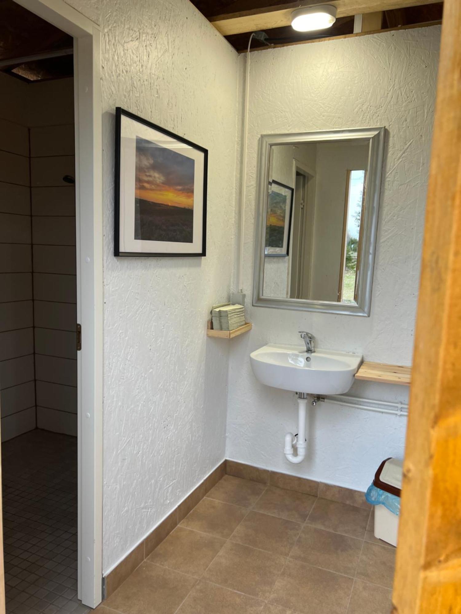 Marika Puhkekuela - Metsanurga Oeoemaja "Shared Bathroom" Ныва Экстерьер фото